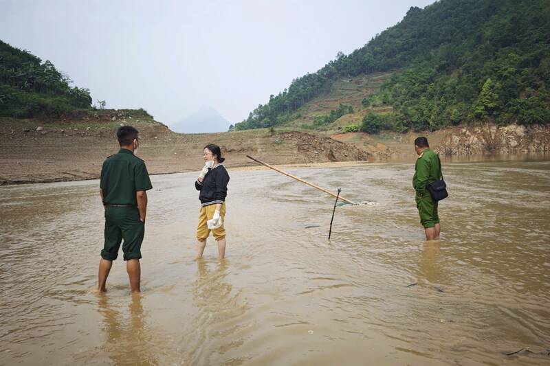 Functional forces of Ngoc Chien commune, Son La province protect the scene, organize salvage and inspection, identification. Photo: A Cua