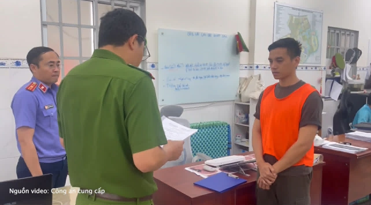 Đối tượng Nguyễn Văn Dũng bị khởi tố, bắt tạm giam vì hành vi lợi dụng mạng xã hội tuyên truyền mê tín. Ảnh: Cắt từ video công an cung cấp