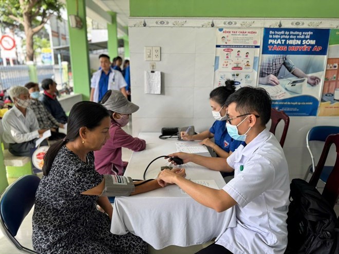 The commune-level People's Committee is directly responsible for managing the organizational structure, assets, and finances of the Health Station. Photo: Phuong Linh