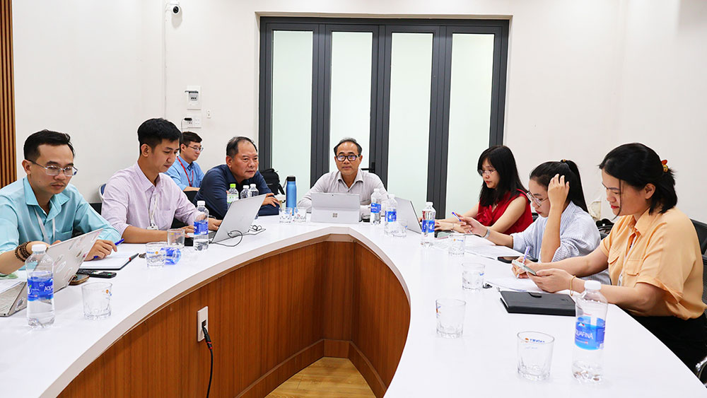 Giám sát phiên đấu giá qua màn hình trực tuyến. Ảnh: Trung tâm Phát triển quỹ đất thành phố Đà Nẵng