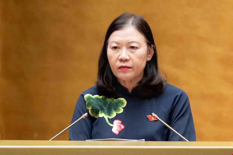 Chủ nhiệm Lê Thị Nga nêu sự sự thiếu thống nhất về thẩm quyền giao số lượng người làm việc cho các trường học. Ảnh: Media Quốc hội