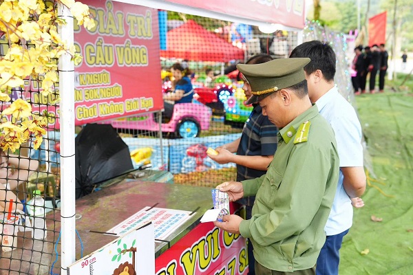 Lực lượng chức năng kiểm tra dịch vụ ở Lễ hội Đền Hùng. Ảnh: Khu di tích lịch sử Đền Hùng