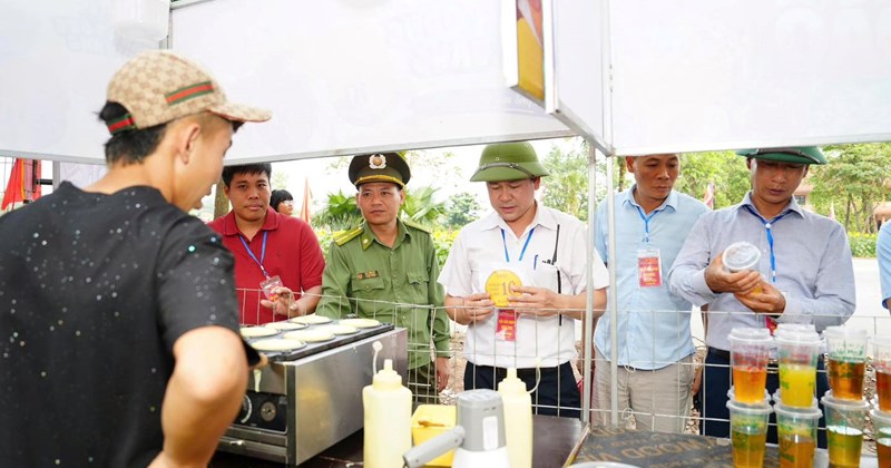 Đường dây nóng tiếp nhận phản ánh thực phẩm bẩn, "chặt chém" tại Lễ hội Đền Hùng