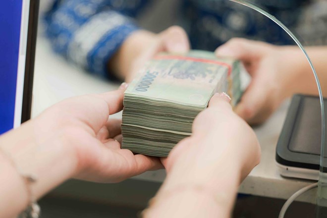 Employees are paid according to the agreed salary level or according to the civil servant salary scale, accompanied by corresponding allowances and promotions. Photo: Hai Nguyen