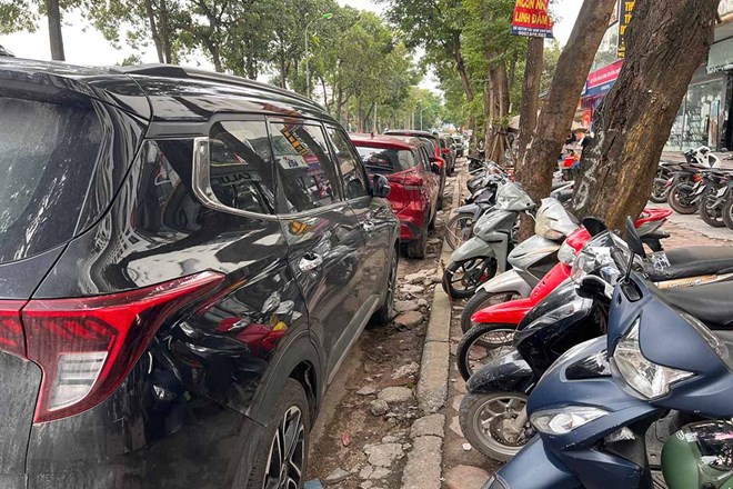 リンダム地区(ハノイ)での路上駐車、歩道占拠の蔓延状況。写真:トゥン・ザン