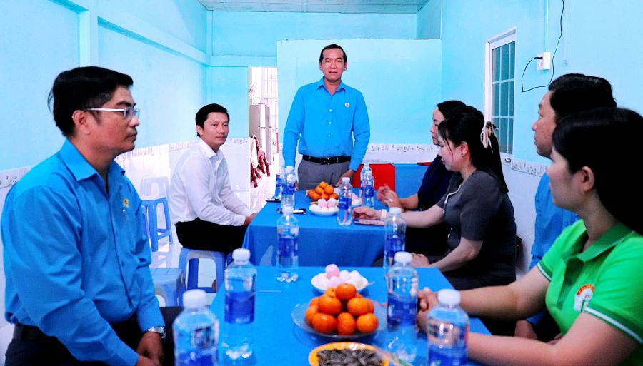 Chủ tịch LĐLĐ tỉnh Cà Mau Lý Công Bắc (đứng) phát biểu tại lễ bàn giao nhà Mái ấm Công đoàn. Ảnh: Thiệu Vũ