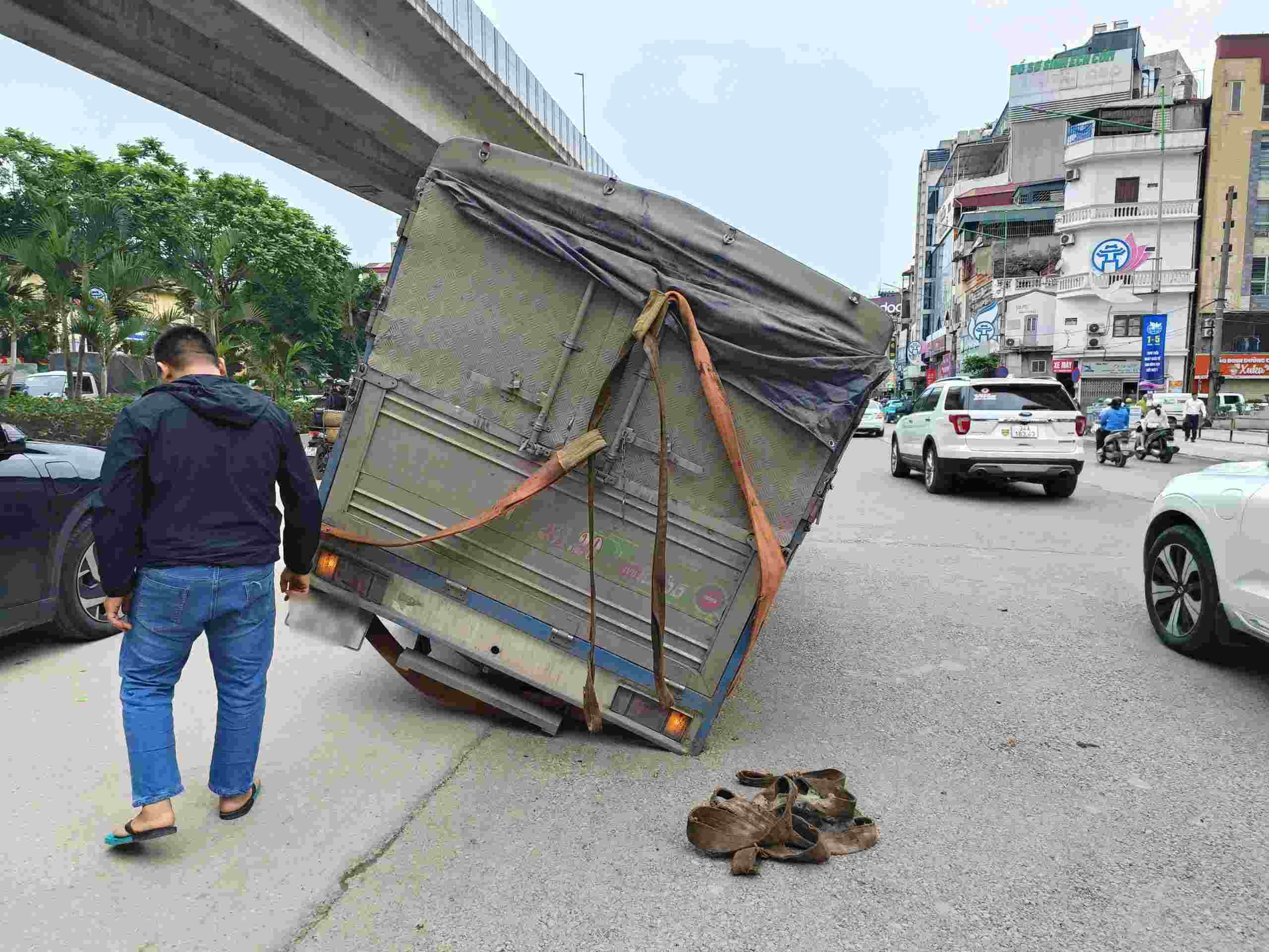 Xe tải lún bánh trên đường Nguyễn Trãi. Ảnh: Tô Thế