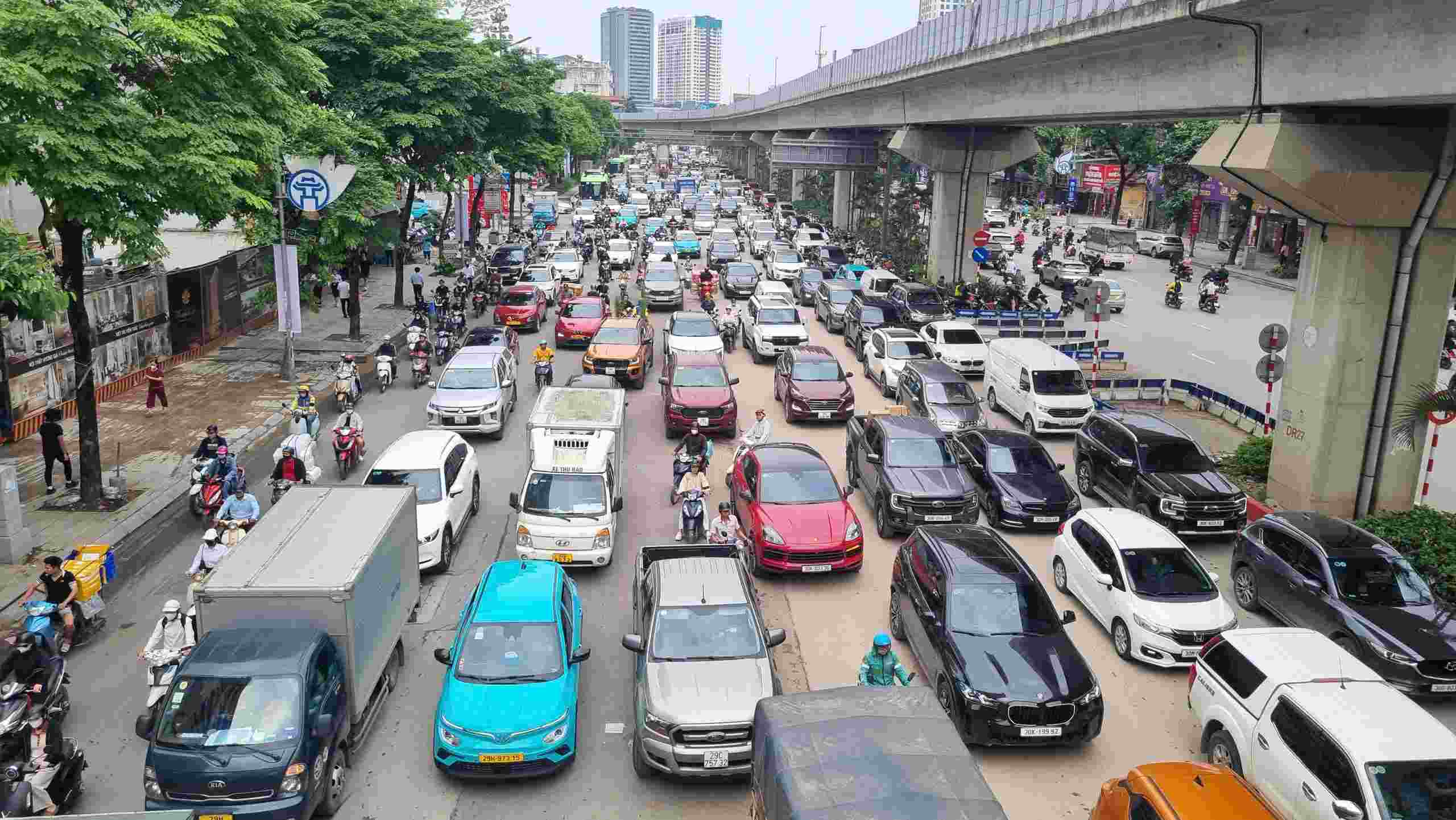 Đường Nguyễn Trãi ùn dài. Ảnh: Tô Thế