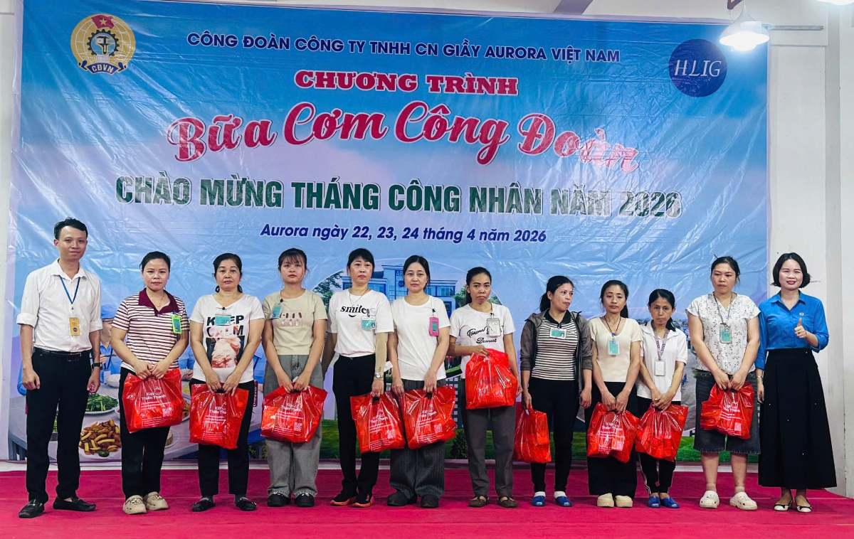 Công đoàn trao 30 suất quà cho người lao động có hoàn cảnh khó khăn. Ảnh: Mai Dung