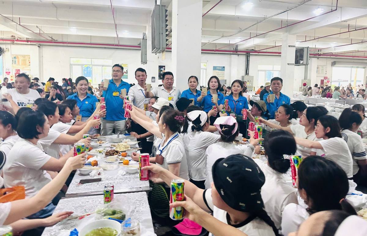 Warm trade union meal organized by the Trade Union of Aurora Shoe Industry Co., Ltd. Photo: Thien Huong