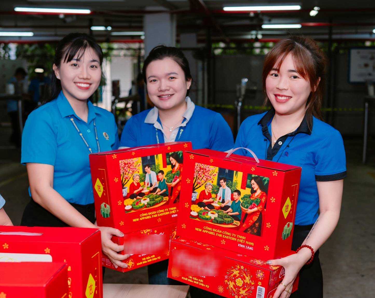 Bà Nguyễn Thị Mai Chi - Chủ tịch CĐCS công ty (bìa trái) trao quà cho đoàn viên. Ảnh: CĐCS cung cấp