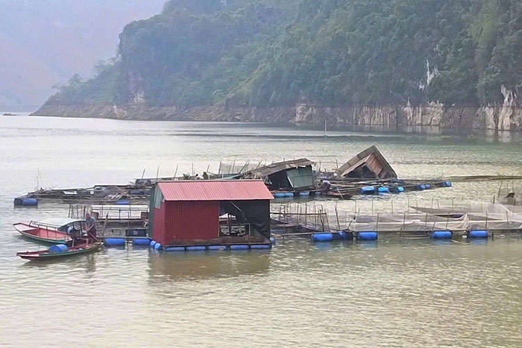 Lồng nuôi cá của người dân tại thôn Huổi Trẳng bị gãy hỏng. Ảnh: Xã Tủa Thàng