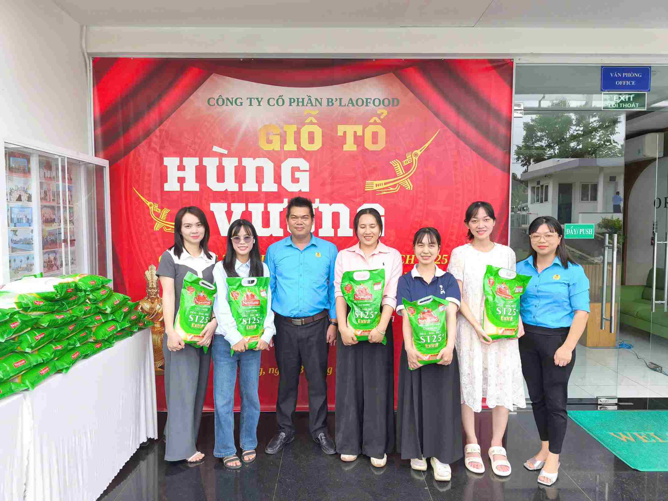 Công đoàn cơ sở Công ty B'Lao Food trao tặng gạo ST25 cho đoàn viên, người lao động. Ảnh: Nguyễn Hùng 
