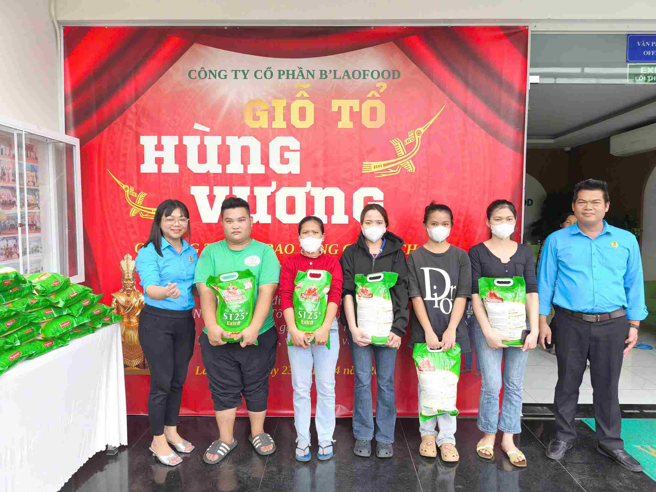Les membres du syndicat et les travailleurs reçoivent du riz ST25 offert par le syndicat de base de la société B'Lao Food. Photo: Nguyễn Hùng