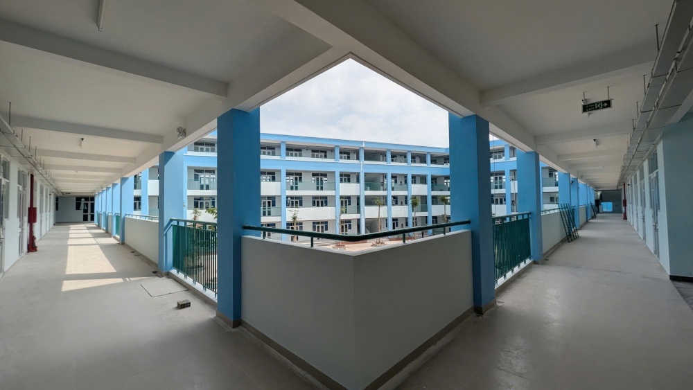 Không gian bên trong trường học rộng và thoáng. Ảnh: Anh Tú