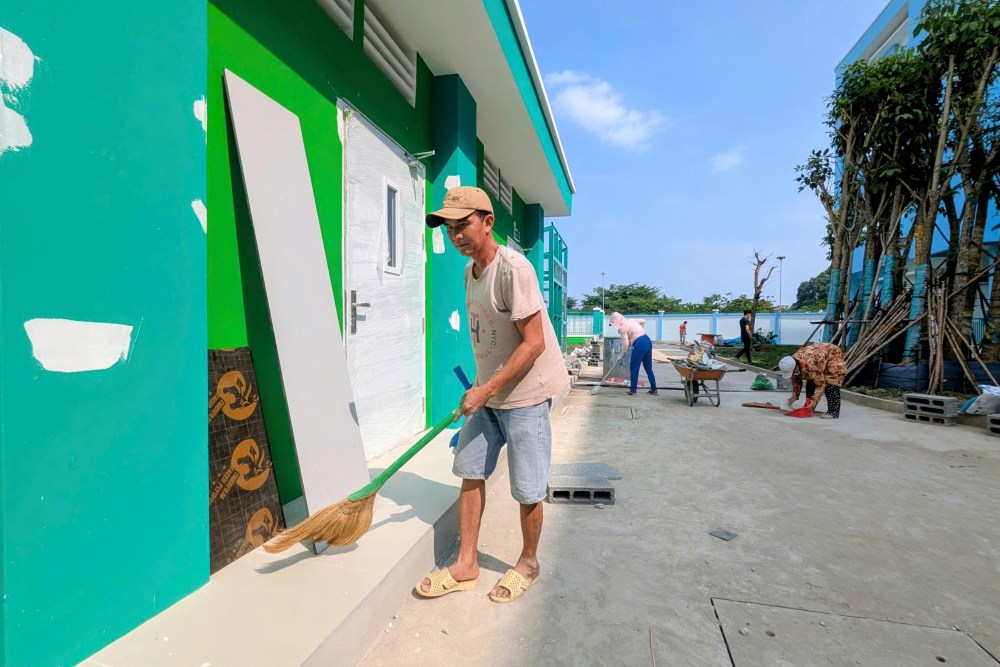 Công nhân đang lau dọn vệ sinh chờ ngày khánh thành. Ảnh: Anh Tú