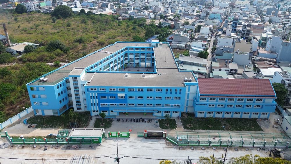 Trường Tiểu học Trần Đại Nghĩa rộng hơn 8.800 m2, nổi bật với màu xanh da trời đã về đích sau gần 1 năm thi công. Ảnh: Anh Tú