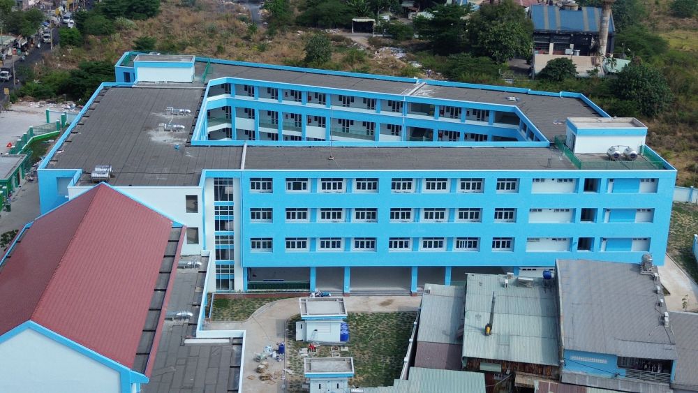 Đây là ngôi trường đầu tiên xây trên đất nghĩa trang Bình Hưng Hòa (TPHCM). Ảnh: Anh Tú