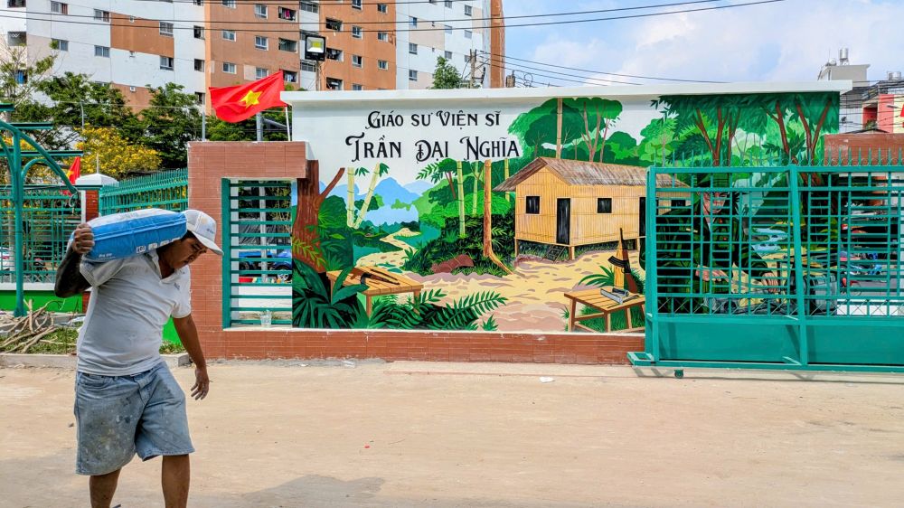 Bức chân dung giáo sư - viện sĩ Trần Đại Nghĩa được vẽ bên trong cổng trường. Ảnh: Anh Tú