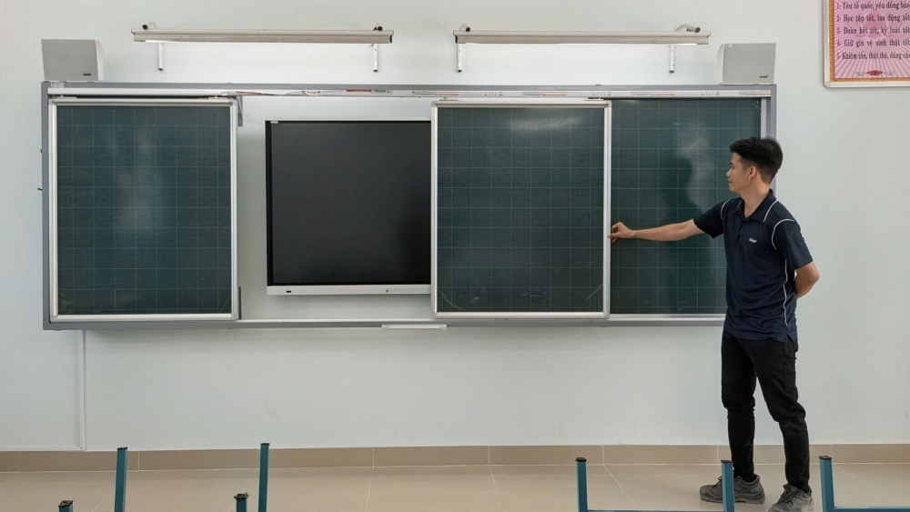 Bảng tương tác 65 inch hỗ trợ giáo viên ứng dụng công nghệ, trí tuệ nhân tạo vào giảng dạy. Ảnh: Anh Tú