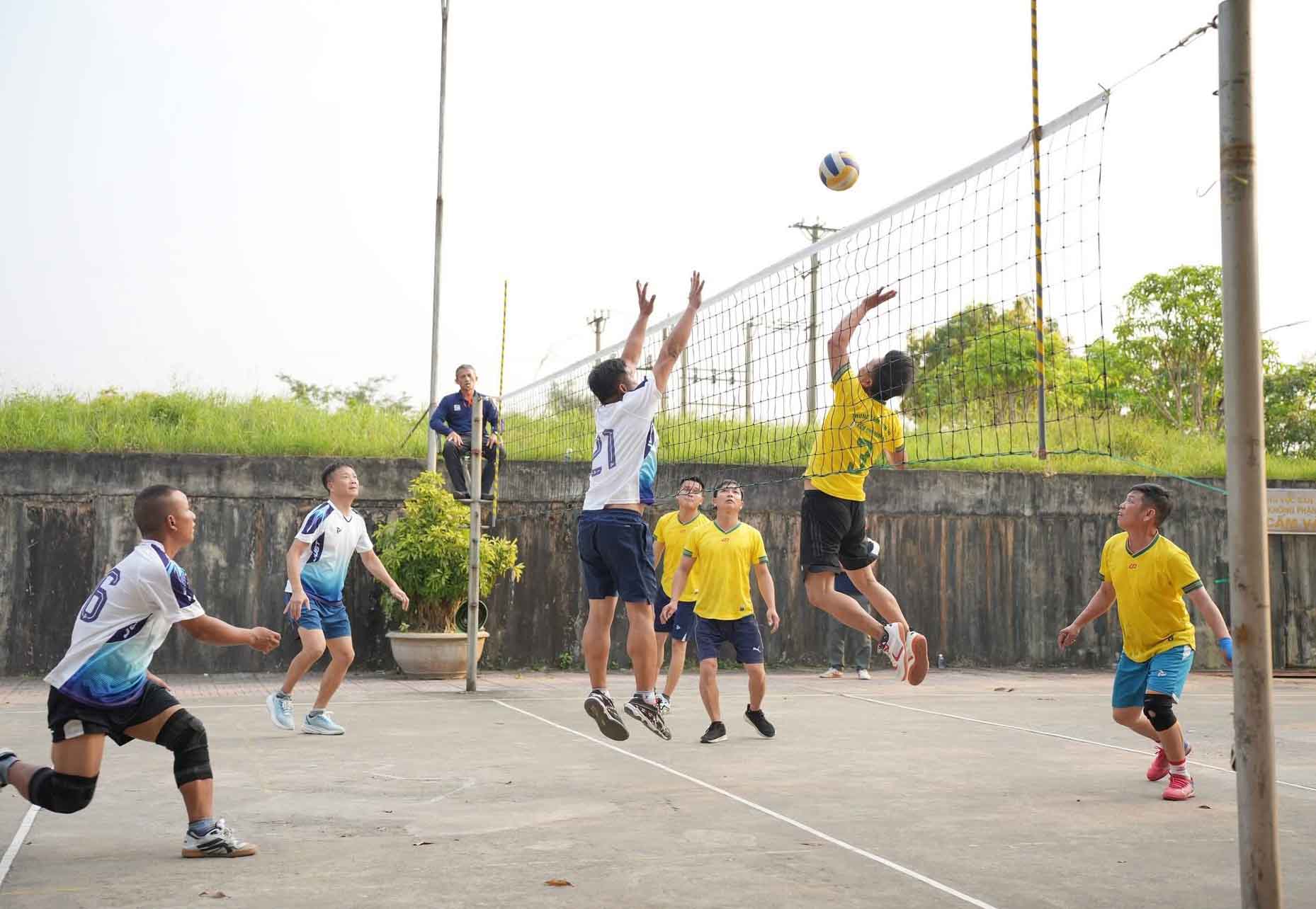 Người lao động của Công ty CP Cấp nước Hà Tĩnh tham gia giải bóng chuyền. Ảnh: Công đoàn Hà Tĩnh.