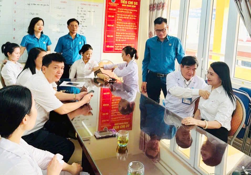 労働組合は、フータイドゥックグループ株式会社の労働者の健康診断を組織するために協力しています。写真:ハティン労働組合