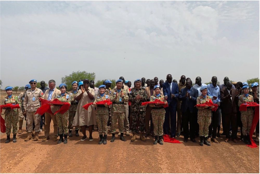 The Abyei - Agok road is officially inaugurated, marking the special efforts of Engineering Team No. 4 of Vietnam in performing international missions in Abyei. Photo: Van Quyet