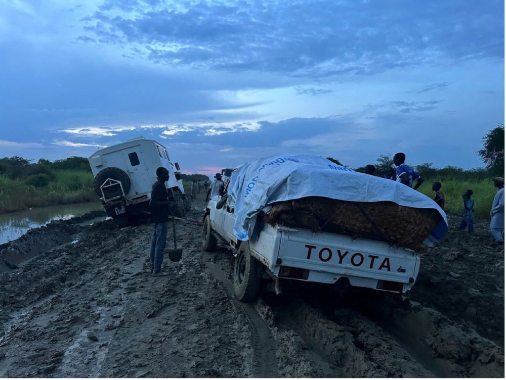 Tuyến đường Banton – Agok bị hư hại nặng sau mùa mưa, trước khi được Đội Công binh số 4 tiến hành cải tạo, nâng cấp toàn diện. Ảnh: Trường Giang.