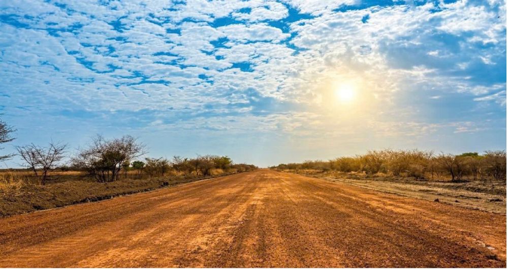 Tuyến đường đất murram mới hoàn thành, bảo đảm điều kiện lưu thông cho các phương tiện. Ảnh: Hải Yến.