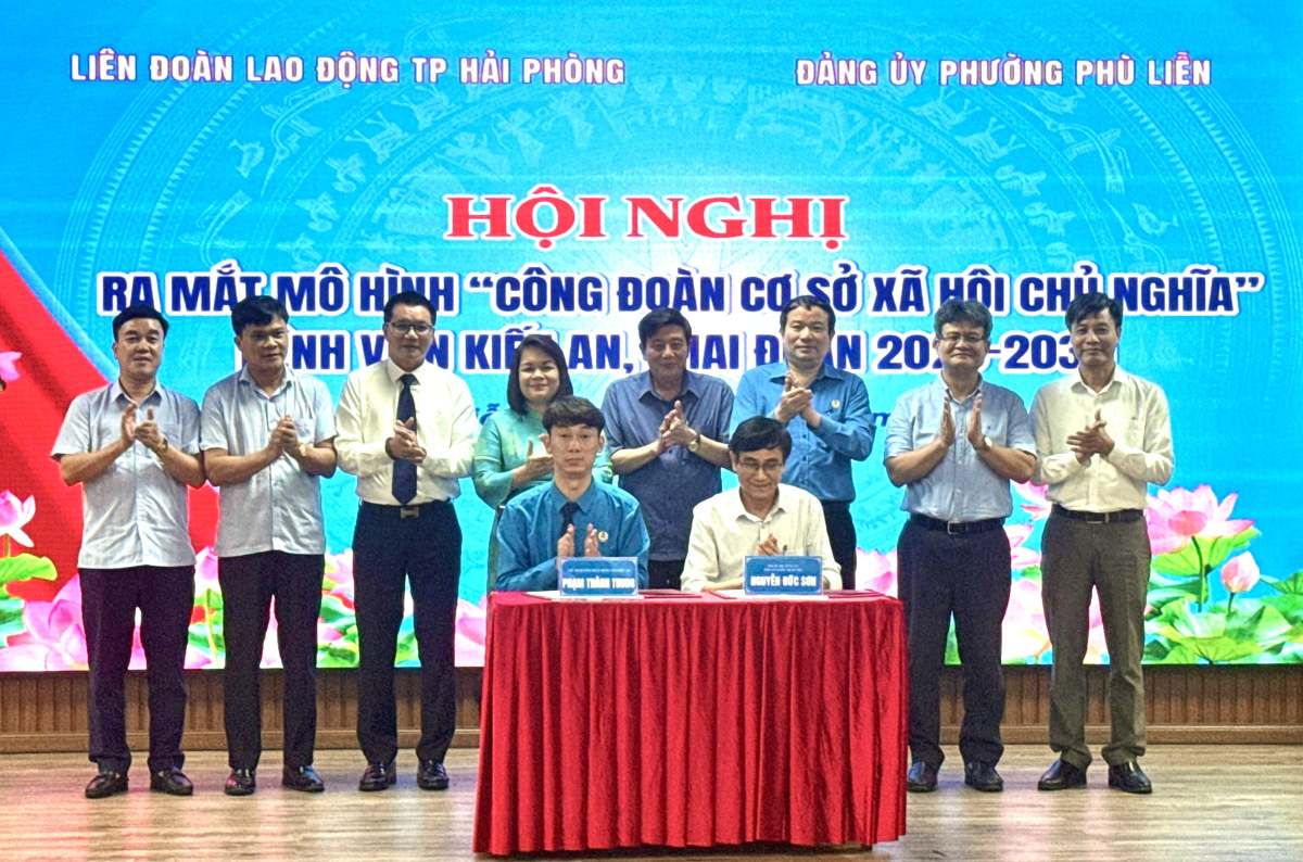 Ban Giám đốc và Ban chấp hành Công đoàn Bệnh viện Kiến An ký kết cam kết thực hiện mô hình “Công đoàn cơ sở xã hội chủ nghĩa”. Ảnh: Tú Anh