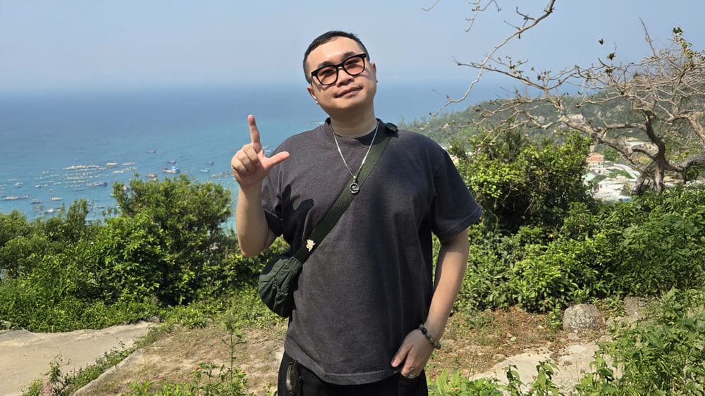 Some basic accessories to help guys become personality and impress when traveling in the summer. Photo: Tuan Dat