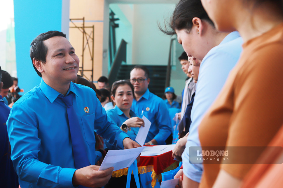Mr. Ha Duy Trung - Vice Chairman of the Vietnam Fatherland Front Committee of the province, Chairman of the Gia Lai Provincial Labor Federation - representing the Provincial Trade Union to present gifts to workers in difficult circumstances. Photo: Hoai Phuong
