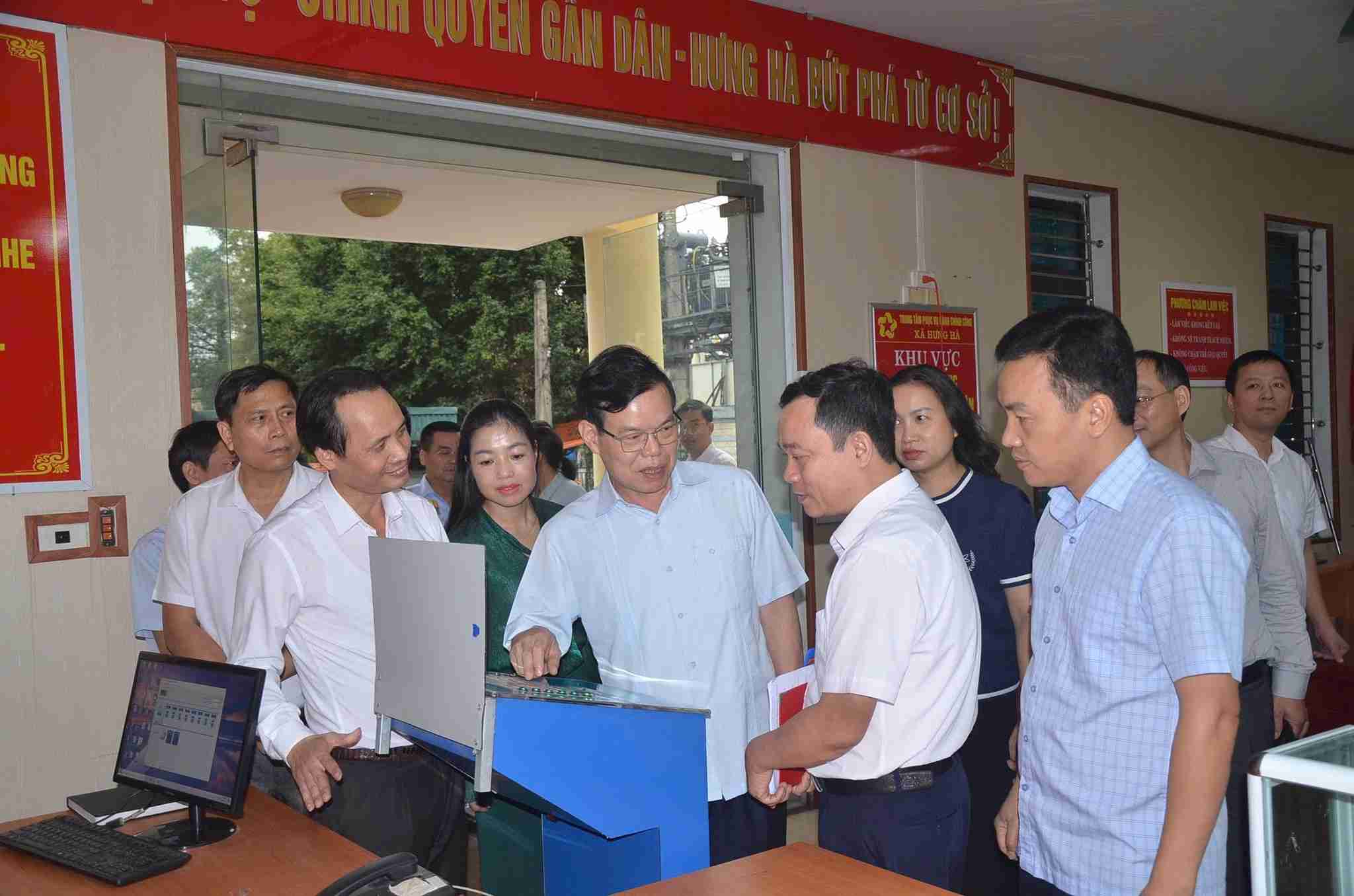 Survey delegation of the Central Propaganda and Mass Mobilization Commission working in Hung Ha commune. Photo: Hung Ha commune