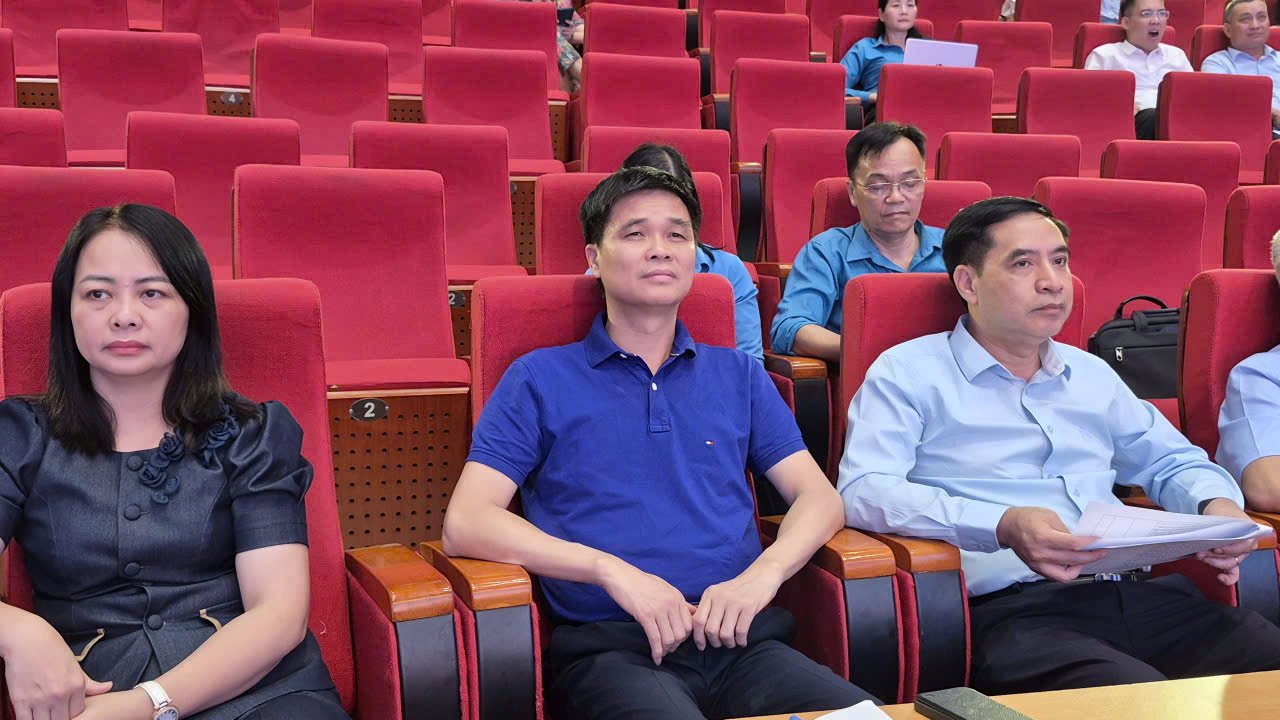 Phó Chủ tịch Tổng LĐLĐ Việt Nam Ngọ Duy Hiểu dự buổi tổng duyệt Lễ phát động Tháng Công nhân và Tháng hành động về ATVSLĐ năm 2026. Ảnh: Nguyễn Hùng