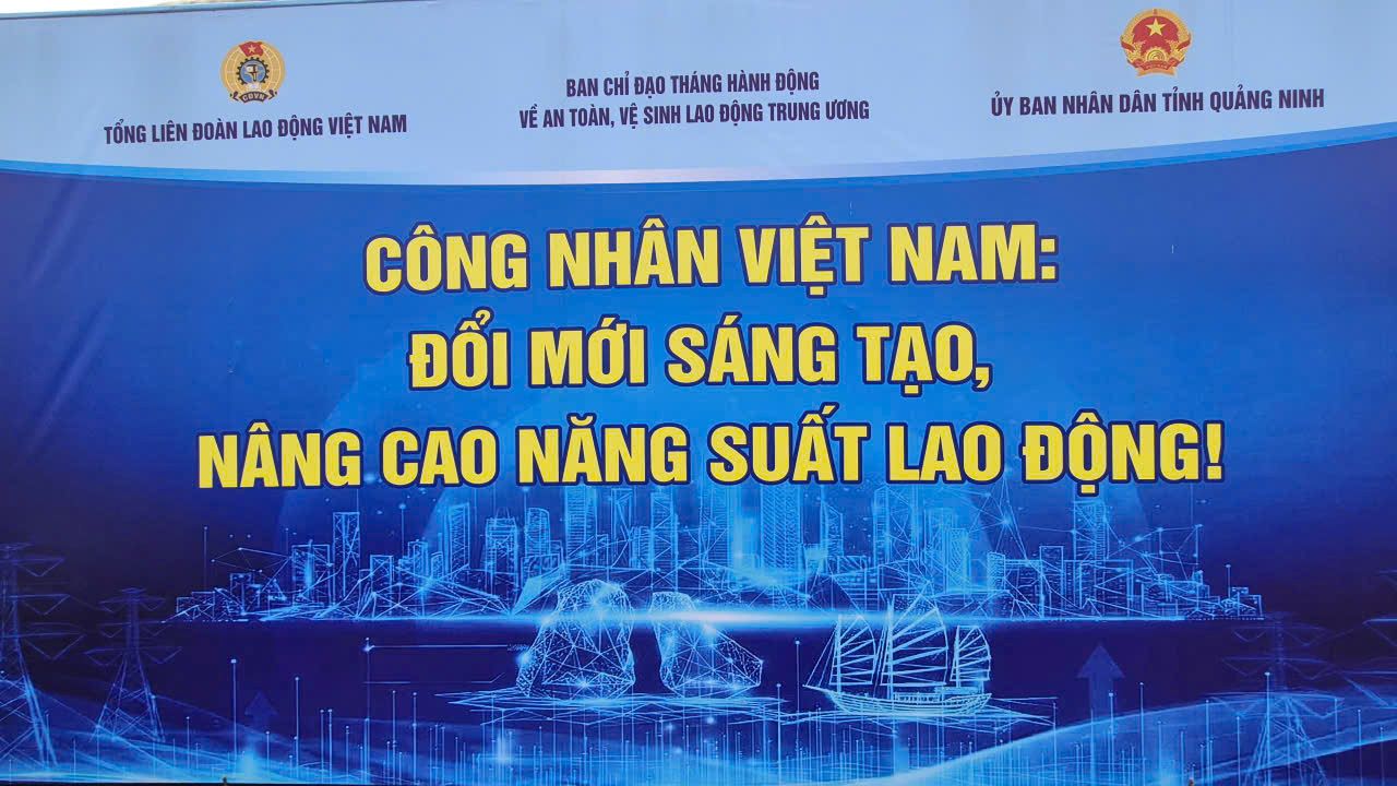 Xung quanh Cung Quy hoạch, Hội chợ và Triển lãm tỉnh Quảng Ninh, phường Hạ Long có nhiều biển hiệu, pano...chào mừng Lễ phát động Tháng Công nhân và Tháng hành động về ATVSLĐ năm 2026. Ảnh: Nguyễn Hùng