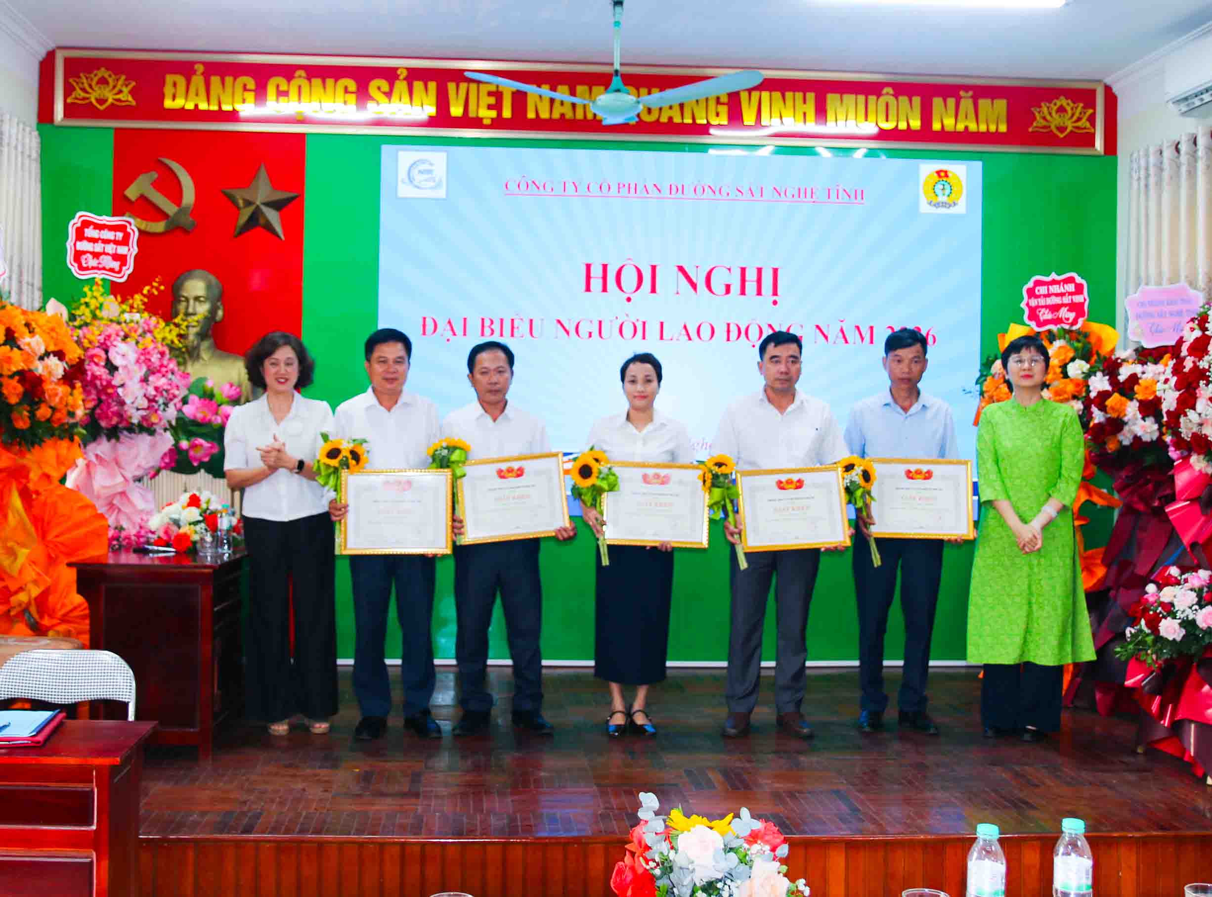 Tuyên dương và trao Giấy khen cho các cá nhân có thành tích xuất sắc trong năm 2025. Ảnh: Hải Dương