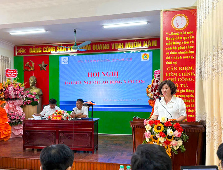 Bà Dương Thị Mơ - Phó Chủ tịch Công đoàn Đường sắt Việt Nam phát biểu chỉ đạo tại hội nghị. Ảnh: Hải Dương