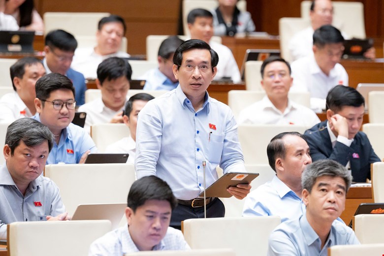 National Assembly Deputy Nguyen Van Canh proposed organizing regular tests and online questions to accurately assess the students' abilities. Photo: Media National Assembly