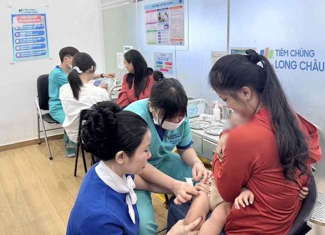 Bộ Y tế đã phê duyệt vắc-xin phòng tay chân miệng do virus EV71, mở ra cơ hội phòng ngừa các biến chứng nặng của bệnh. Ảnh: Hương Giang