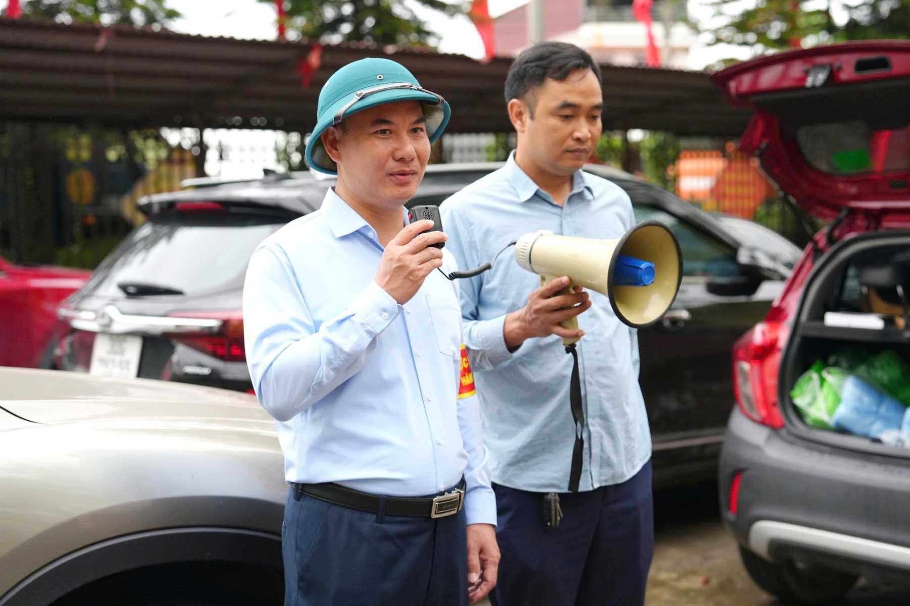 Mr. Hoang Nguyen Ung - Chairman of Phu Cat Commune People's Committee (Hanoi) approves the coercion decision. Photo: Ngoc Hiep