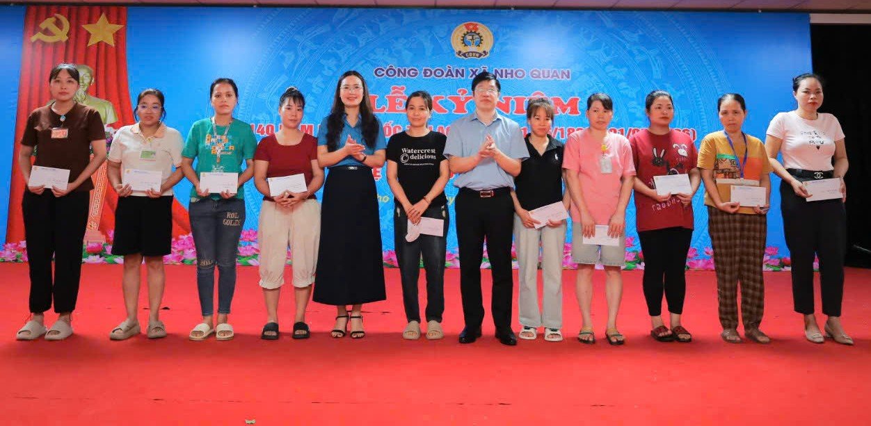 Representatives of leaders of Ninh Binh Provincial Labor Federation and Nho Quan commune present gifts to union members and workers in difficult circumstances at the launching ceremony of Workers' Month and Action Month on Occupational Safety and Health in 2026 organized by Nho Quan Commune Trade Union. Photo: Dieu Anh