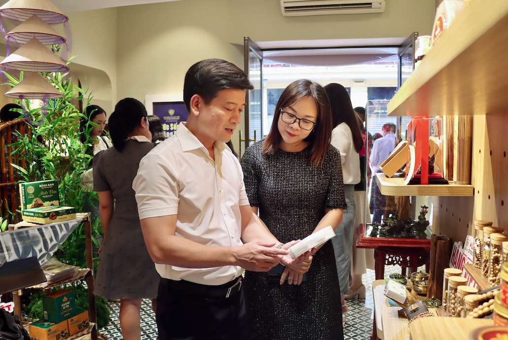 Sự kết hợp giữa trưng bày trực tiếp và chuyển đổi số được kỳ vọng sẽ mở ra hướng đi mới, giúp doanh nghiệp địa phương mở rộng đầu ra, gia tăng giá trị và từng bước khẳng định chỗ đứng vững chắc trên thị trường nội địa. Ảnh: Cục TTTN