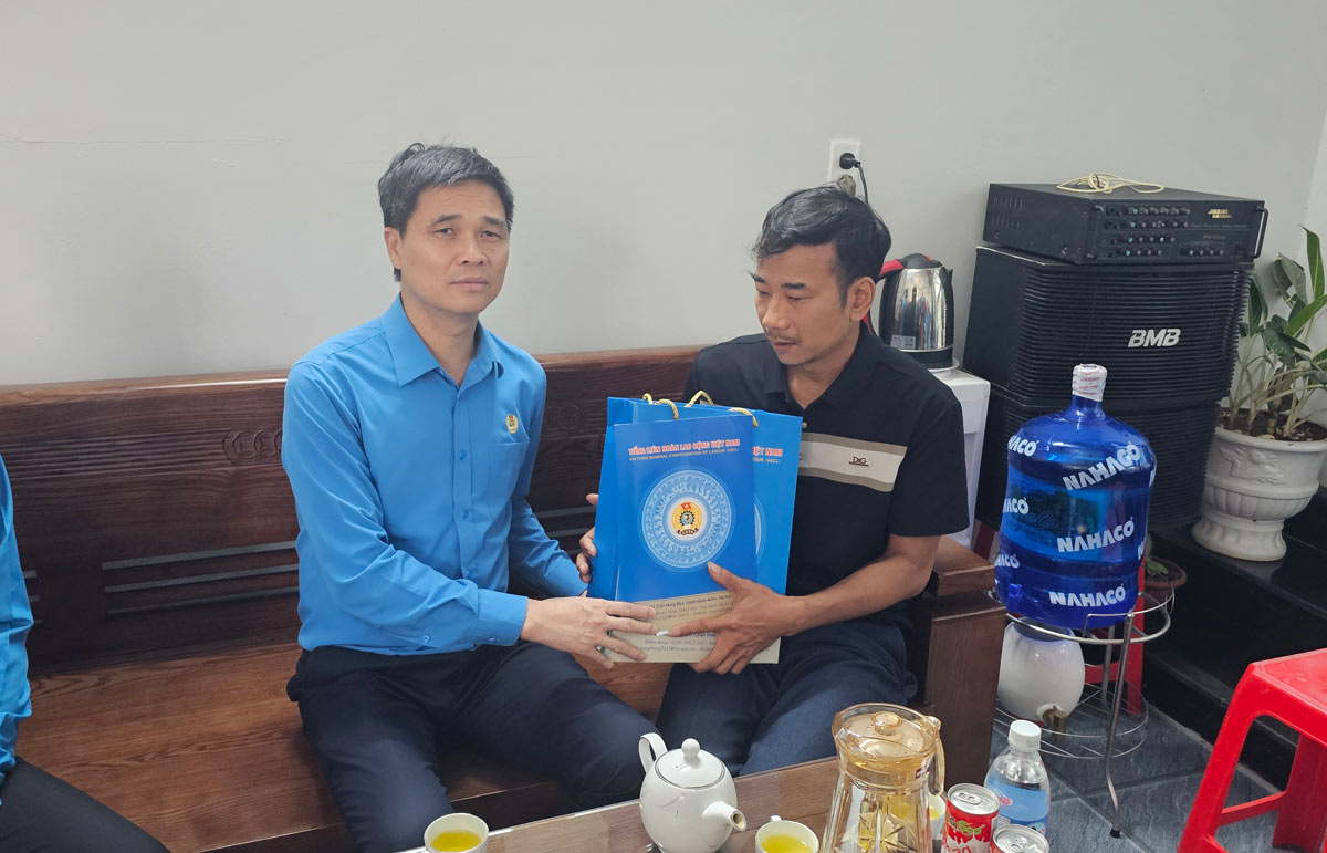 Vice President of the Vietnam General Confederation of Labor Ngo Duy Hieu visits, presents gifts, and encourages the family of worker Vu Hong Ngoc (Chua Bang street, Quang Yen ward). Photo: Doan Hung