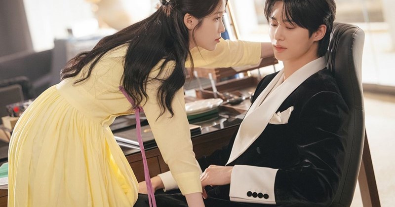 IU và Byeon Woo Seok phá vỡ khuôn mẫu tình yêu hoàng gia