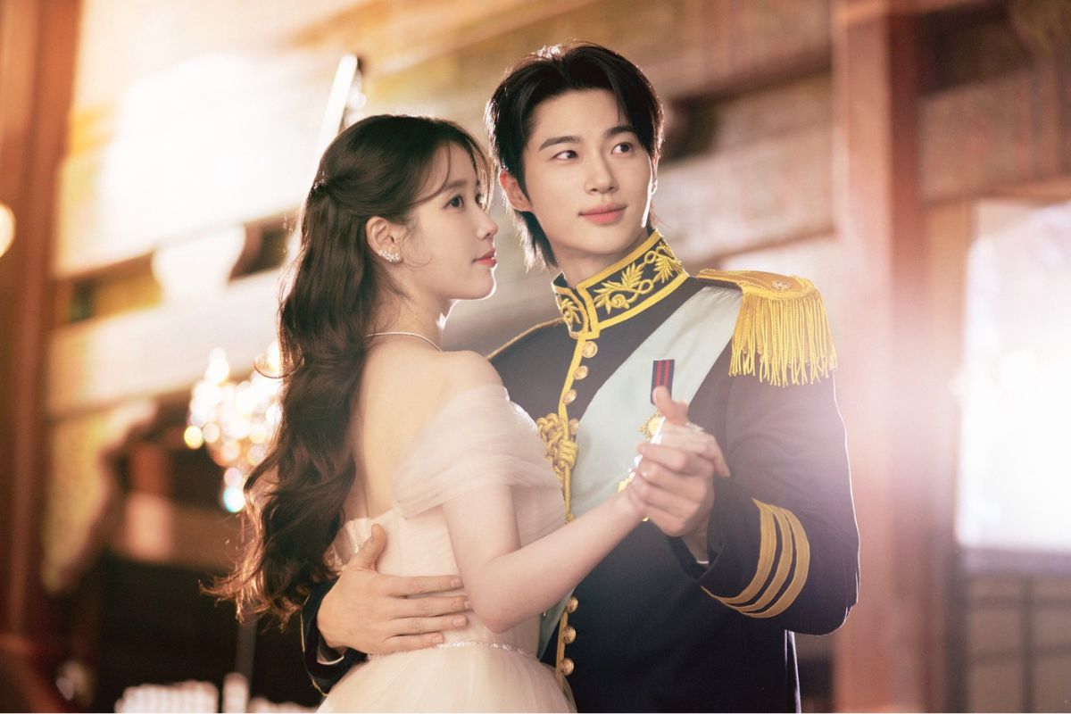 드라마 "퍼펙트 크라운" 속 아이유와 변우석. 사진: 제작사