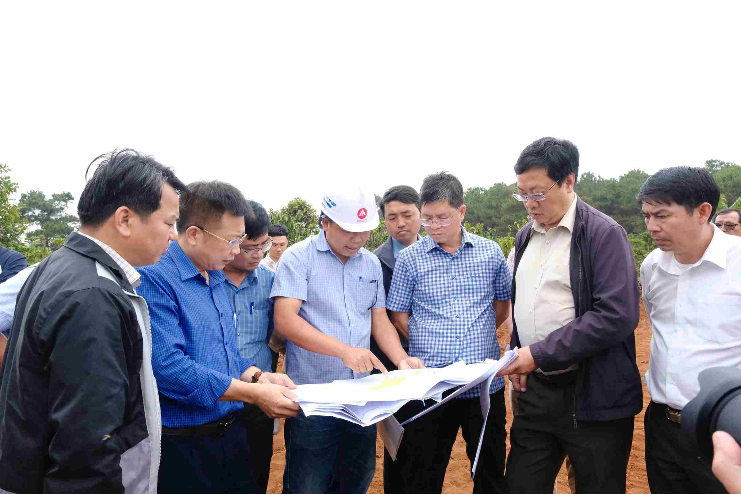 Ông Nguyễn Hồng Hải, Phó Chủ tịch UBND tỉnh Lâm Đồng kiểm tra thực địa trên tuyến cao tốc Bảo Lộc - Liên Khương. Phúc Khánh 