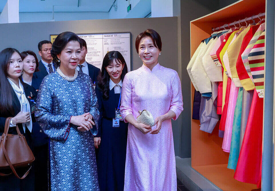 Phu nhân Kim Hye Kyung chia sẻ bản thân rất thích chiếc áo dài mà Phu nhân Ngô Phương Ly tặng. Ảnh: Hải Nguyễn 