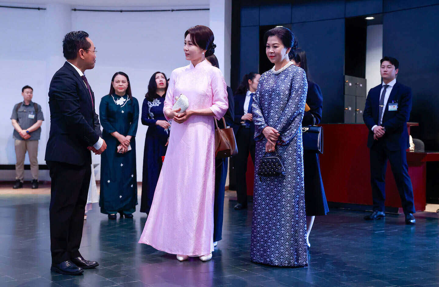 Wife Ngo Phuong Ly and Wife Kim Hye Kyung at the Vietnam Museum of Ethnology on April 23. Photo: Hai Nguyen
