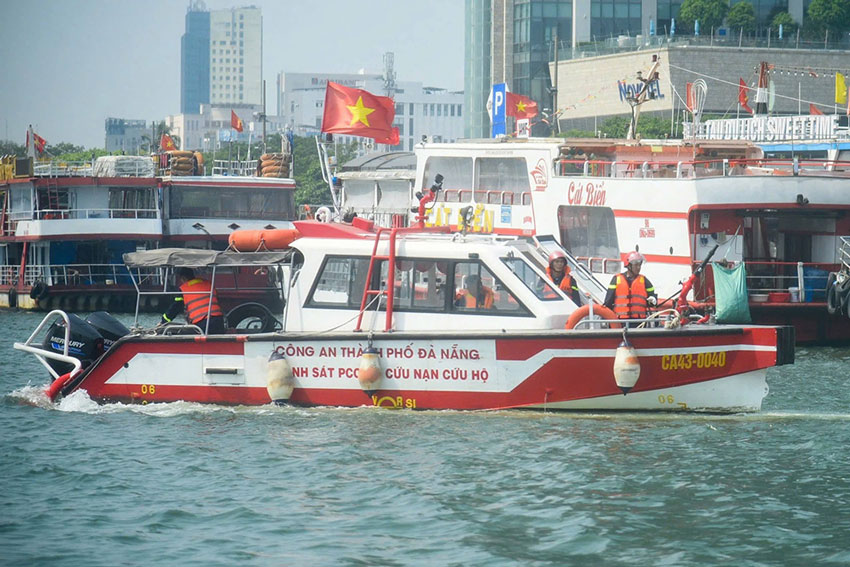 Tình huống giả định xảy ra cháy tại hầm máy tàu du lịch Hàn Giang 5 khi đang chở nhiều hành khách. Ảnh: CATP