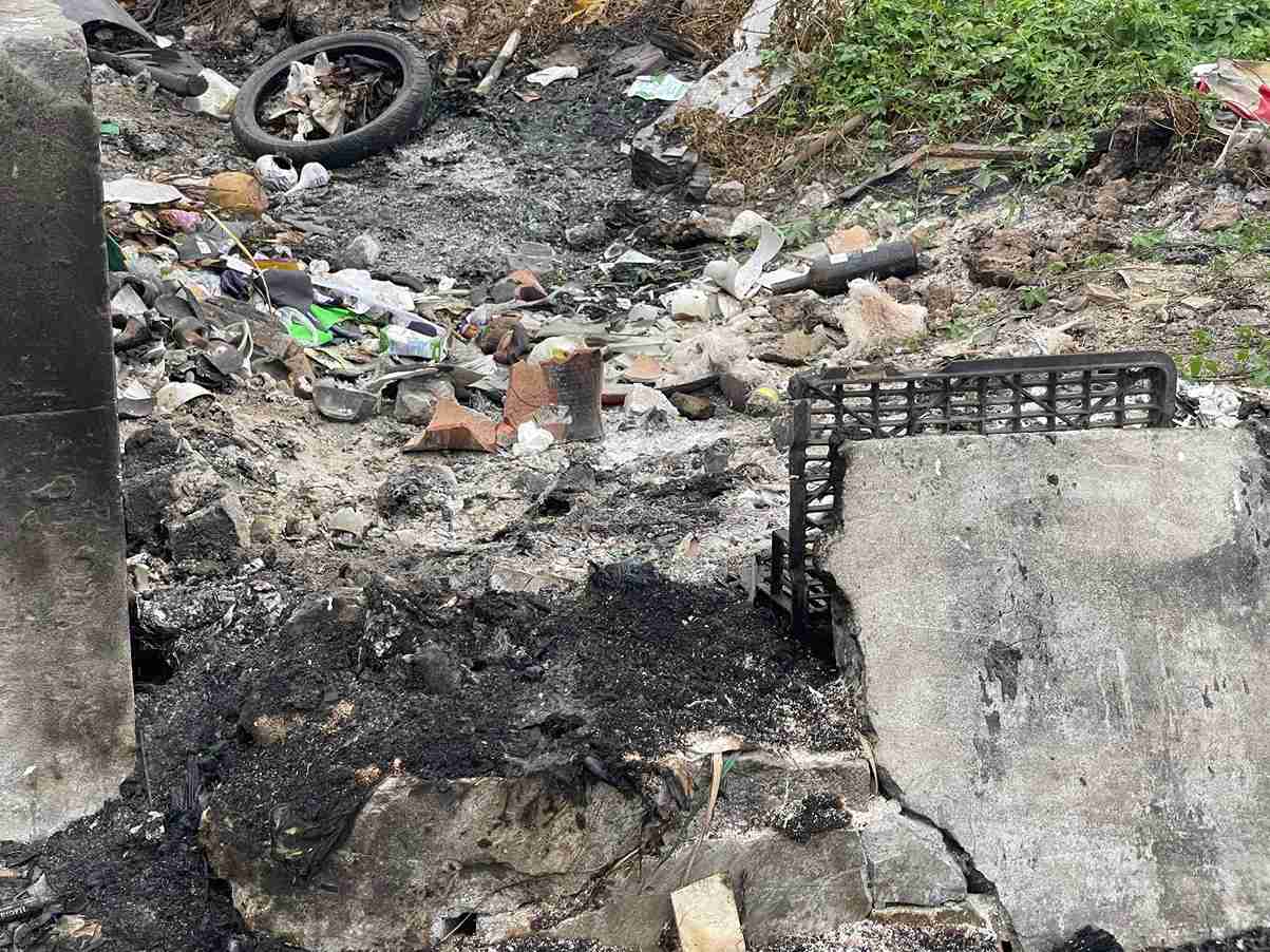 Dấu tích cháy đen tại điểm tập kết rác cho thấy tình trạng đốt rác từng diễn ra. Ảnh: Mai Hương